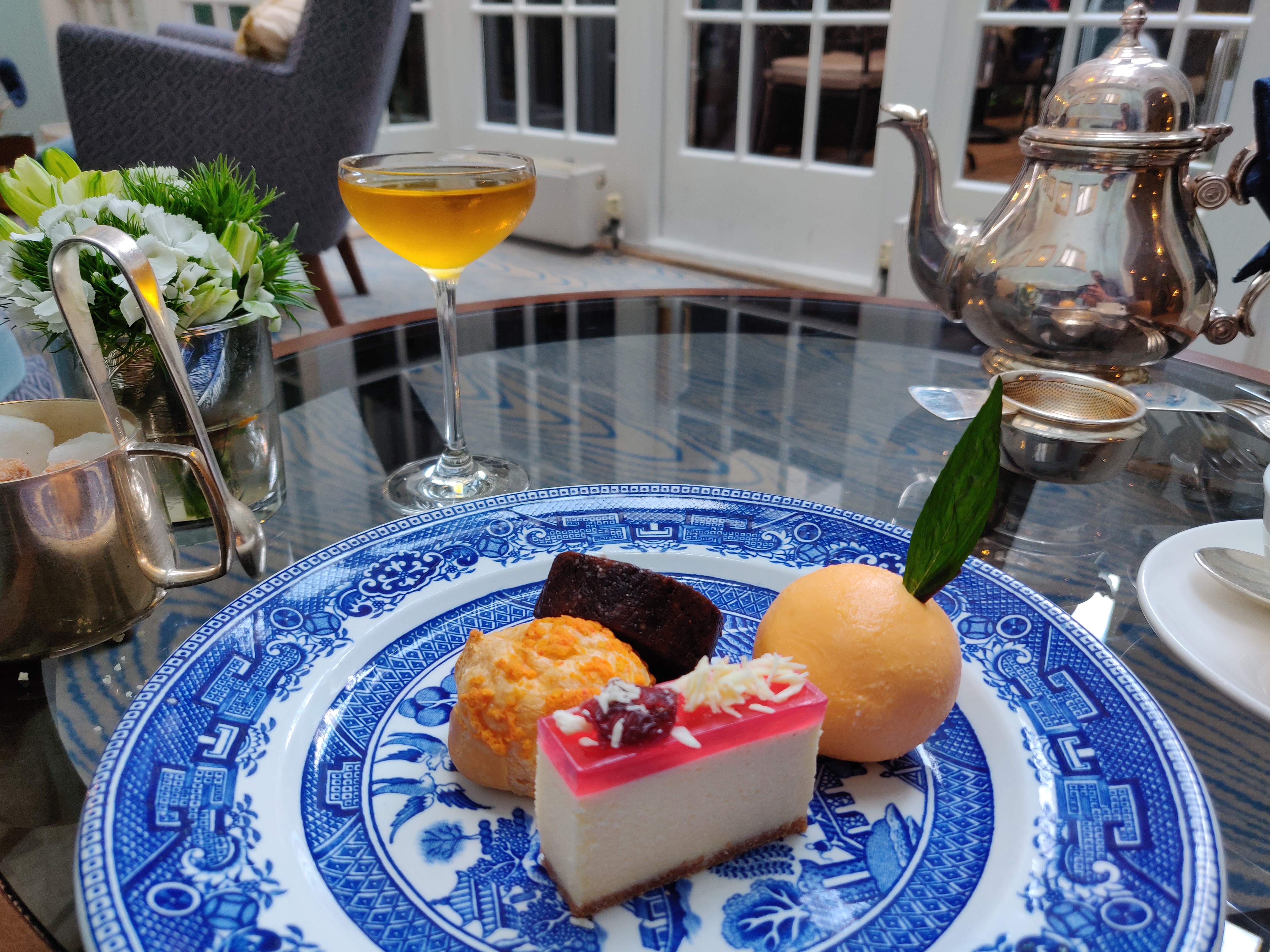 https://www.afternoonteareviews.eu/2017/03/afternoon-tea-dukes-hotel-london/img_20190607_183730/